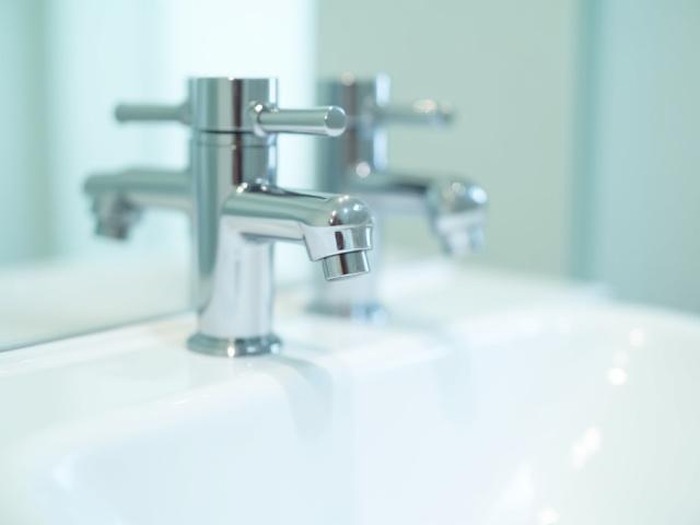 水垢が完全に除去された浴室の鏡と蛇口